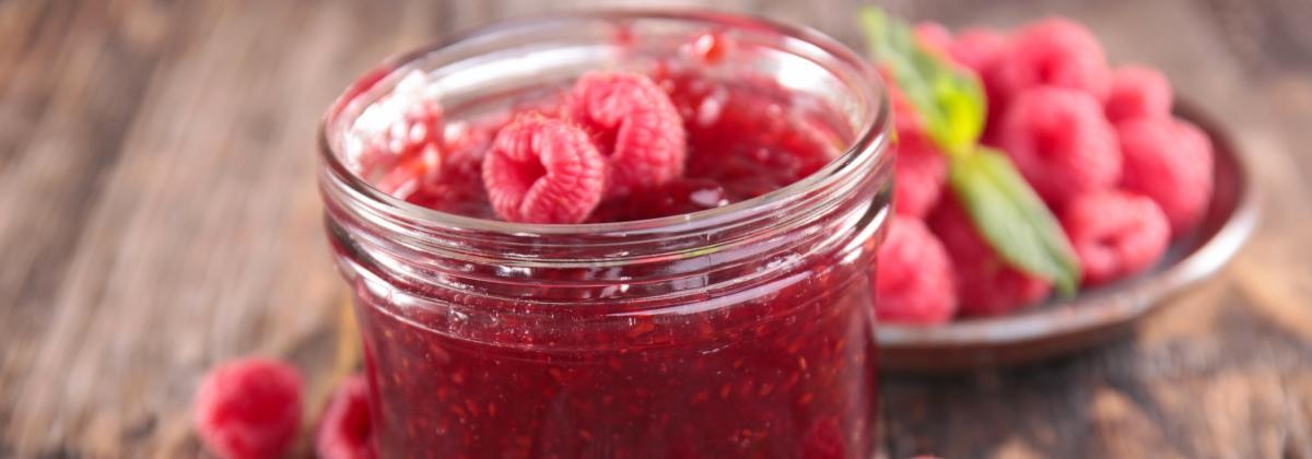 Sie sehen das Titelbild zum Beitrag mit dem Thema: Himbeermarmelade aus gefrorenen Himbeeren