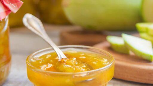 Sie sehen das Titelbild zum Beitrag mit dem Thema: Zucchini Marmelade einfach selbstgemacht